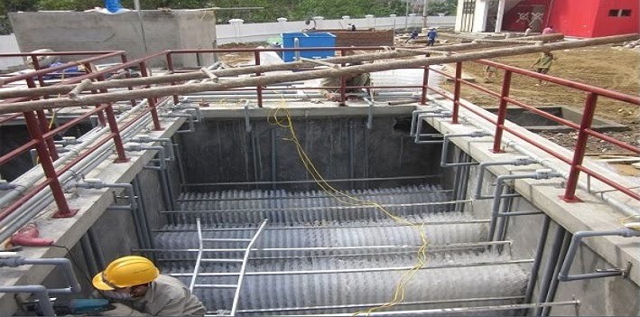 Công nhân đang thi công hệ thống xử lý nước thải