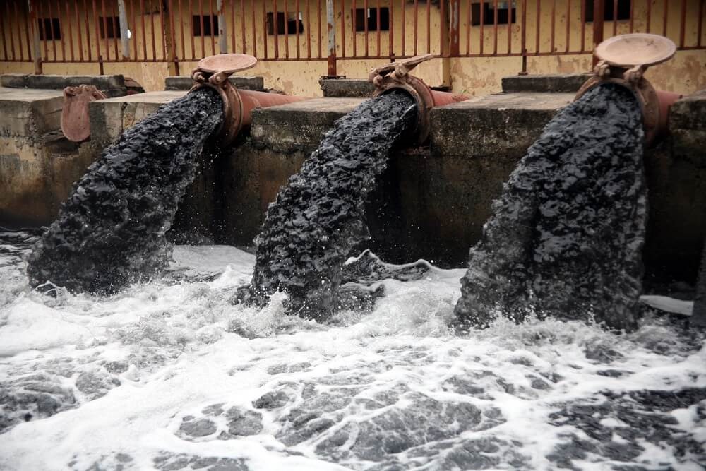 Hình ảnh nước thải sinh hoạt đang được thải ra ngoài môi trường