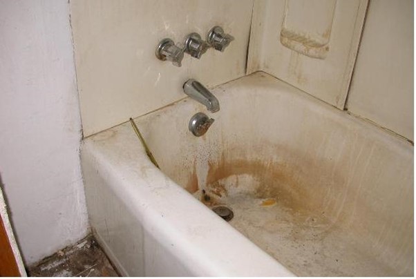 Nước giếng khoan gây hen ố đồ gia dụng