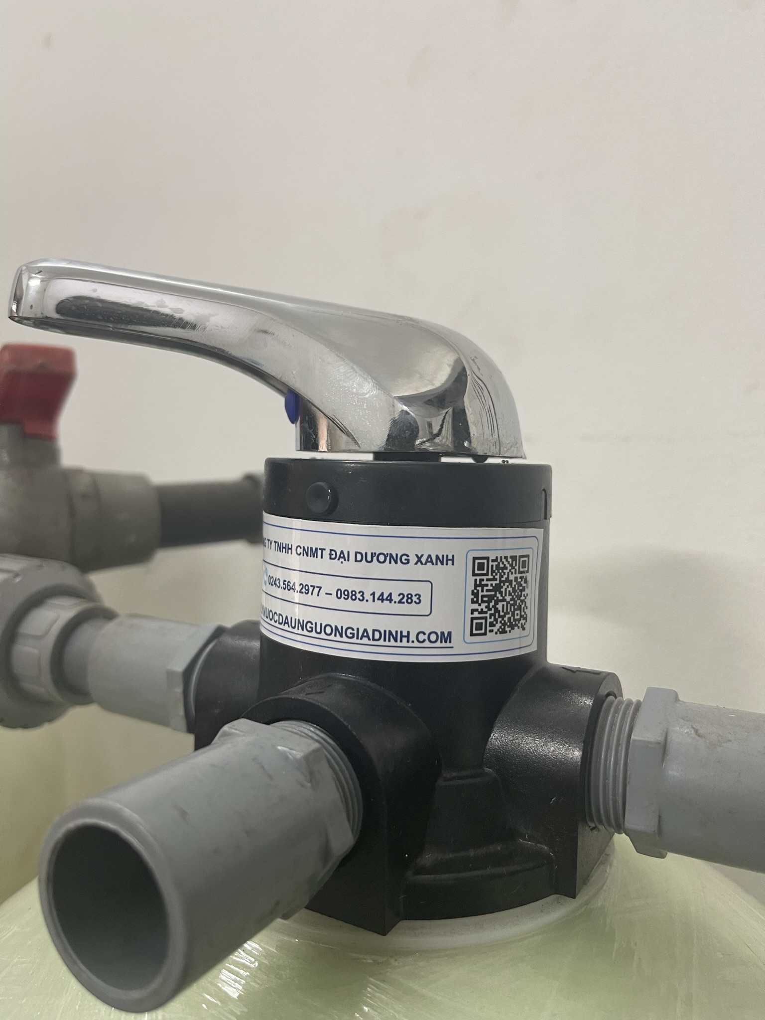 Tháo van theo hướng ngược chiều kim đồng hồ