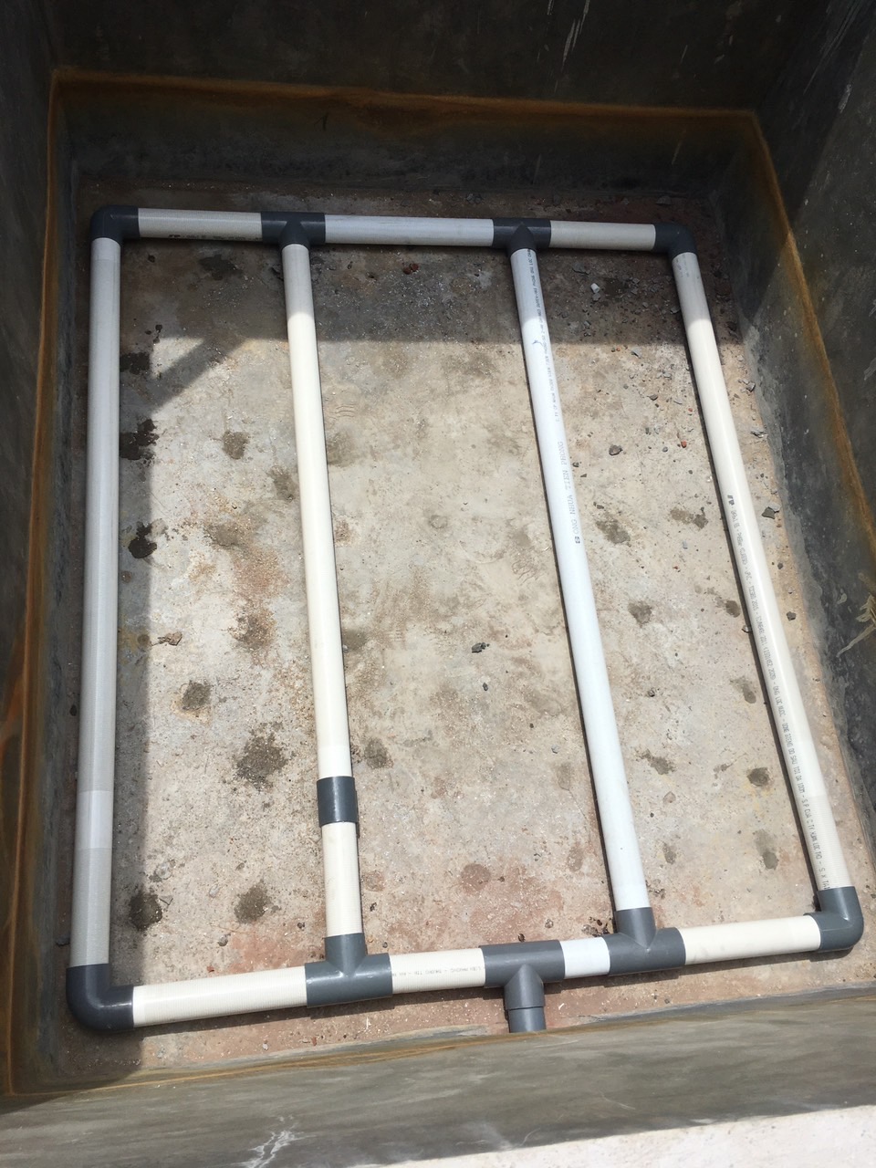 Ống lọc nước giếng khoan bố trí trong bể lọc nước giếng 