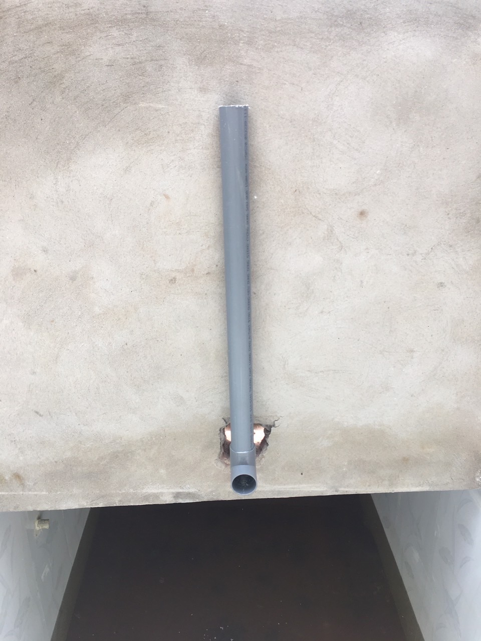 Đầu ra của bể lọc nước giếng khoan sử dụng ống D34