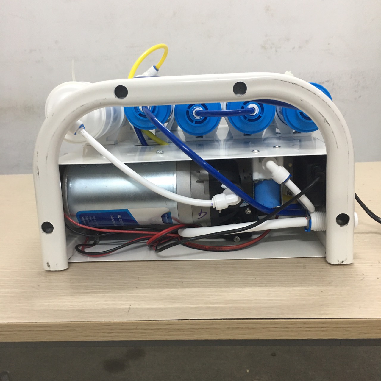 Phần điện và chuyển nguồn đặt ở phía dưới máy