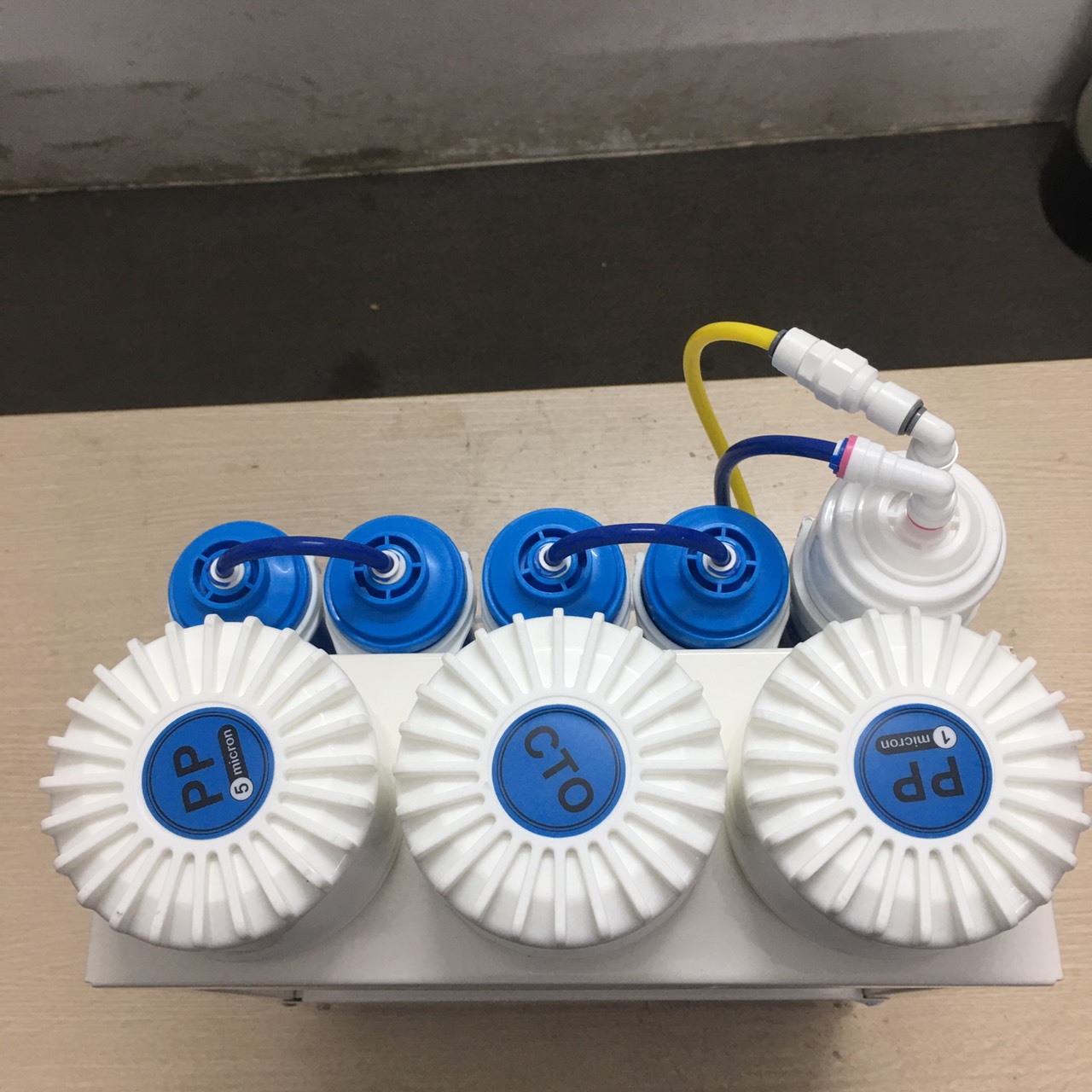 3 lõi lọc thô to to phía trước, 4 lõi lọc tinh nho nhỏ phía sau