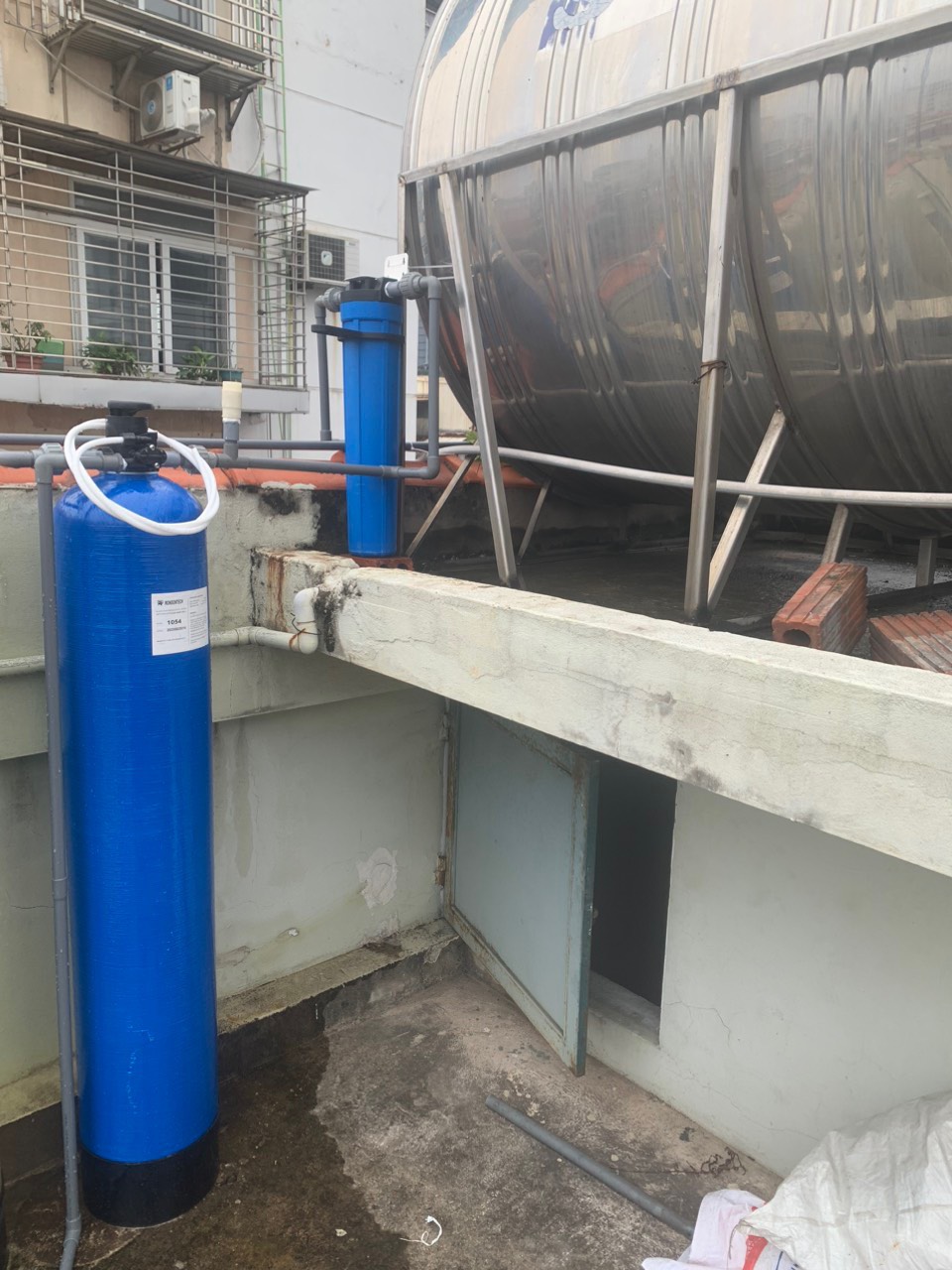 Thiết bị làm mềm nước và cốc lọc đi kèm