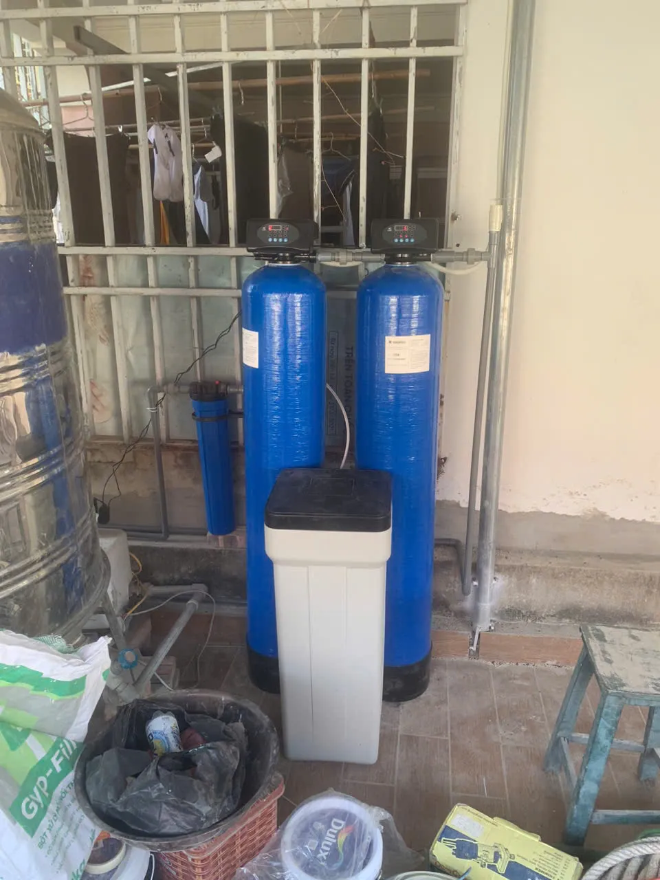 Bộ lọc nước đầu nguồn 2 cột lọc có van tự động, tủ điện, thùng muối bộ lọc tổng đầu nguồn