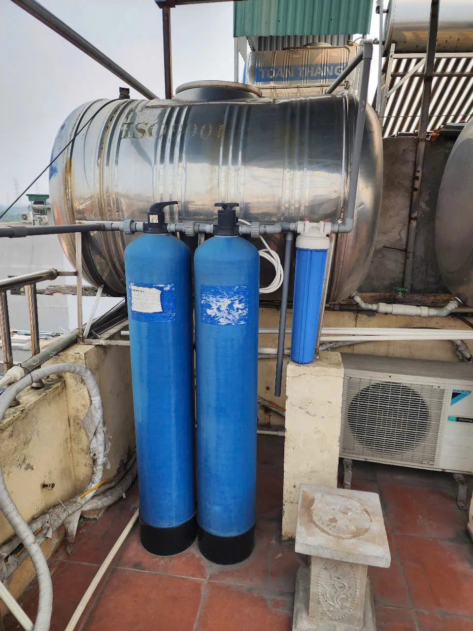 Máy lọc tổng đầu nguồn gồm 2 cột lọc: lọc thô và lọc canxi (van tay)